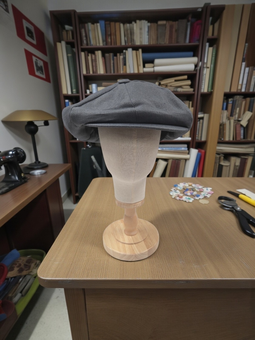 CAPAS LINEN GRAY BIG APPLE NEWS BOY CAP.
